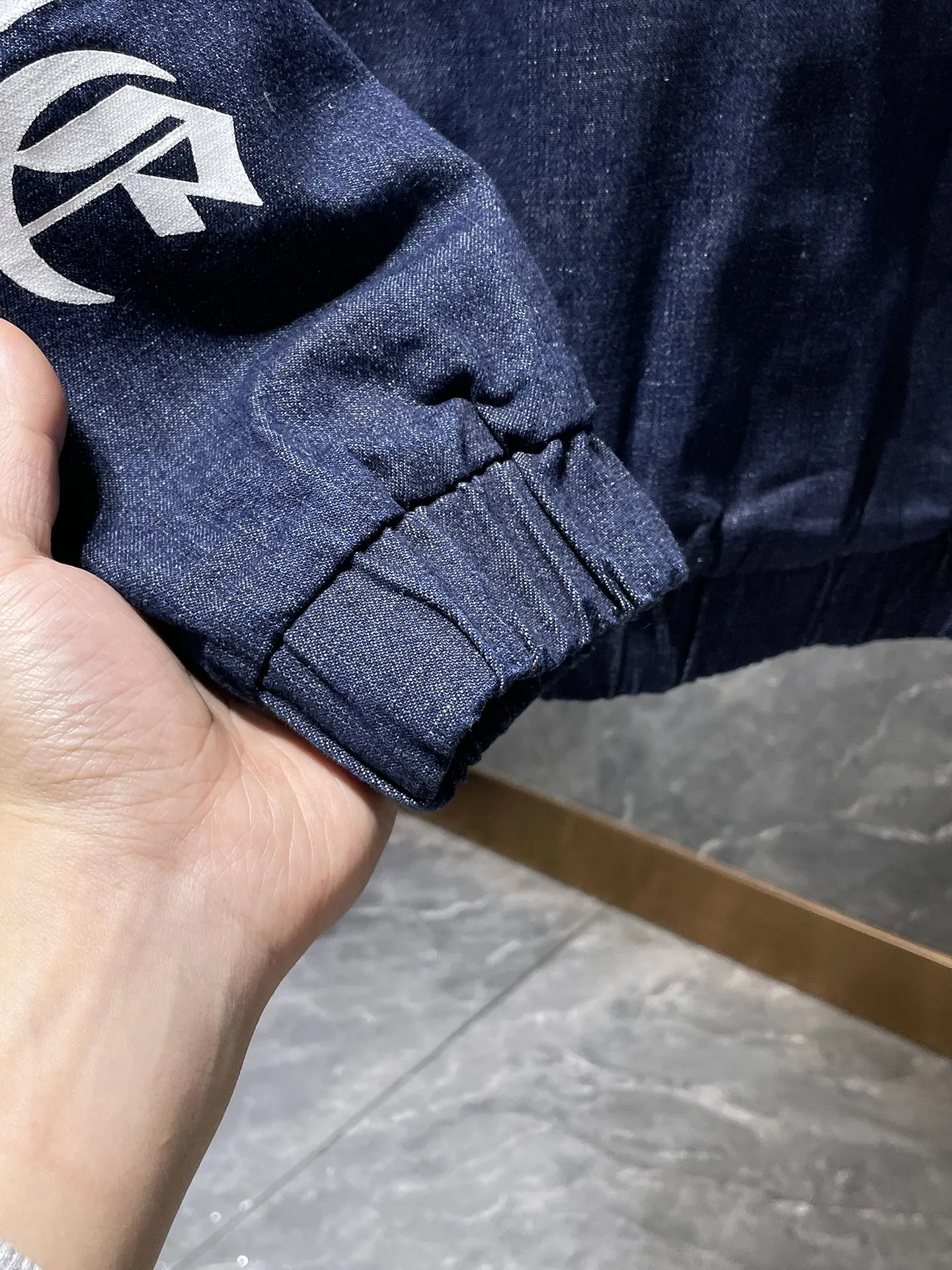 P356 Chrome Hearts customized shirt series, exclusive custom-woven and dyed 100% pure cotton high-weight denim fabric, high-tech washing! Heavy enzyme stone rinse! Original hardware mold opening! ⭐Specially customized front pocket design. This season’s most versatile denim shirt. Suitable for all kinds of outfits and can be worn in all seasons. 🌈Recommended color: denim wash color🌈Code numbers: S, M, L, XL